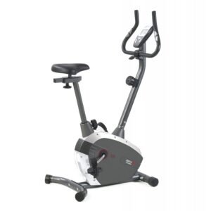 Stacionarus treniruoklis (velotrenažeris) su reguliuojama sėdyne ir rankenomis, juodos ir pilkos spalvos, pavaizduotas baltame fone iš šono.